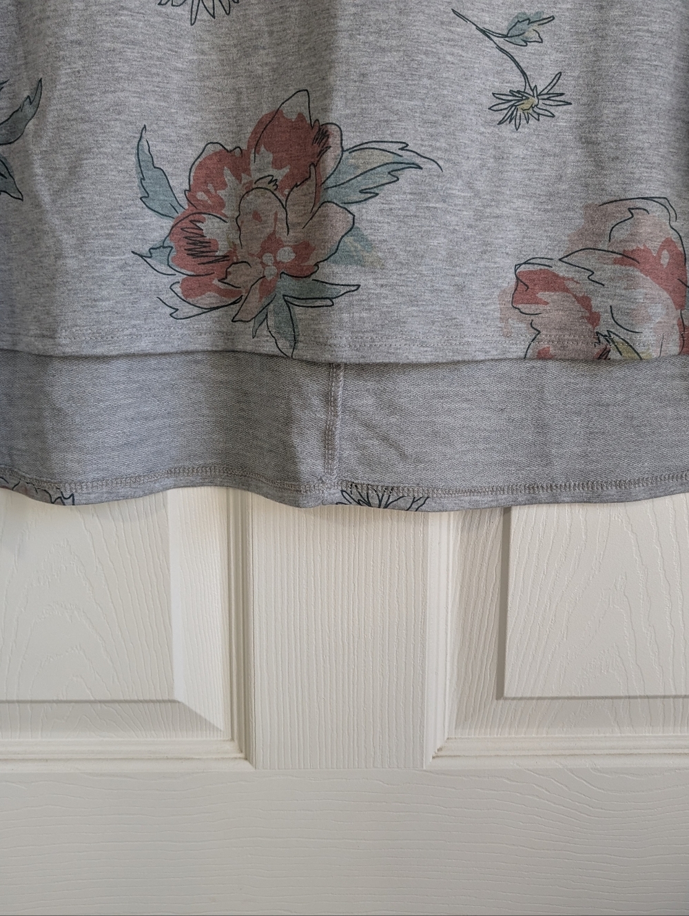 Coco Kelly Gray Floral Crisscross V-Neck Tunic Top Size S - Picture 3 of 9